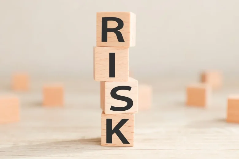 RISKと書いたキューブ