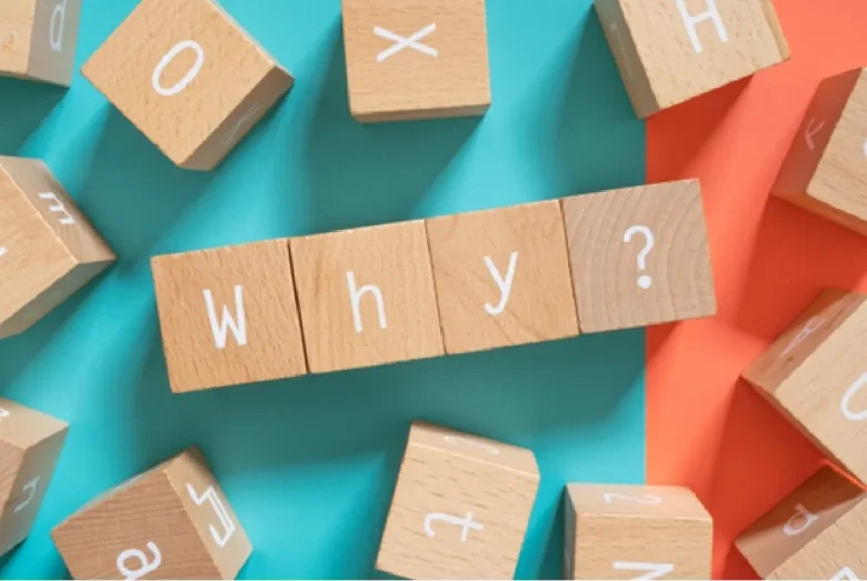 「Why?」と書かれた積み木ブロック