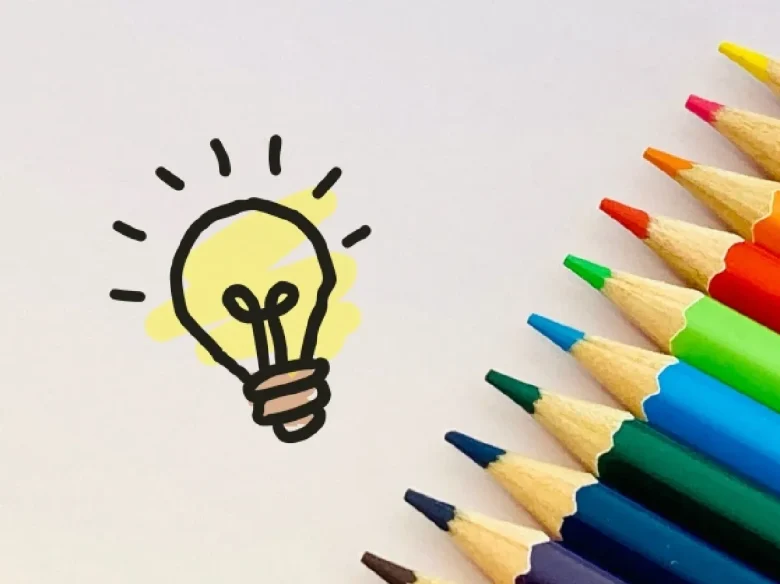 色鉛筆と電球マーク