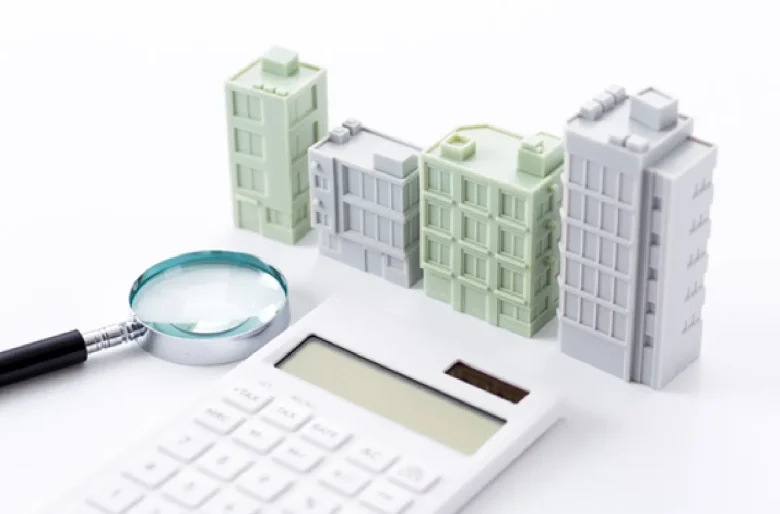 虫眼鏡と電卓とマンション