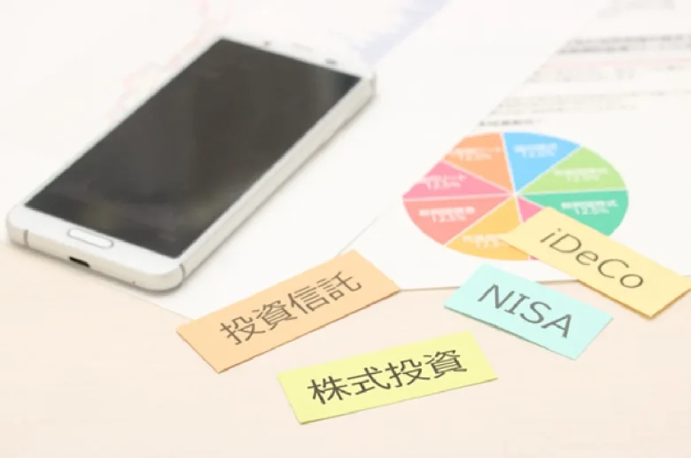 スマホと投資信託株式投資NISAの文字