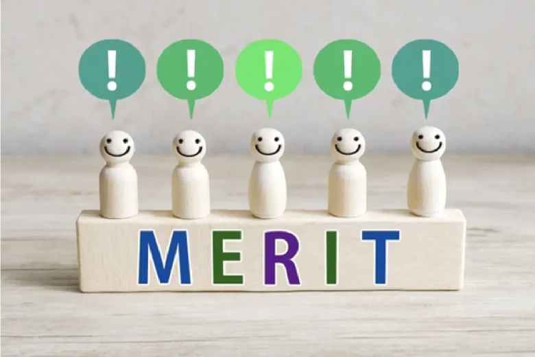 メリットの文字と人形