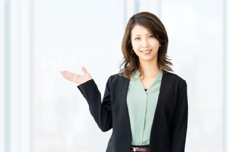 女性が右手を上げて紹介している写真