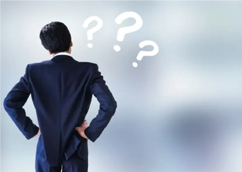 男性の後ろ姿と?マーク