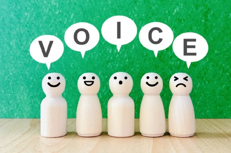 ボイスの文字と意見を話す人たち